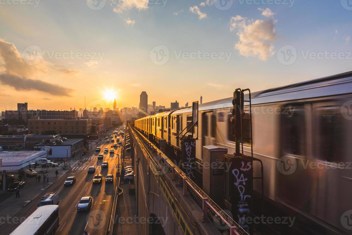 rame de métro à new york au coucher du soleil photo