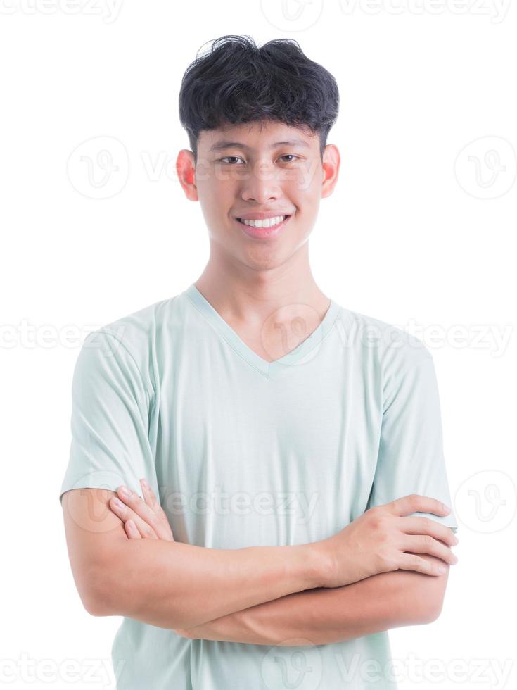 un homme asiatique dans un t-shirt vert clair les bras croisés avec un visage souriant. photo
