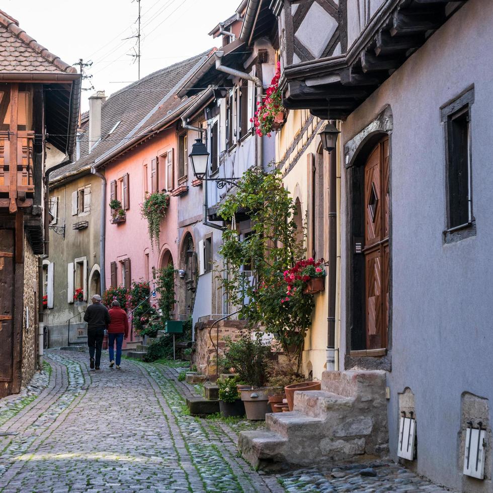 Eguisheim, haut-rhin alsace, france, 2015. les touristes explorant eguisheim photo