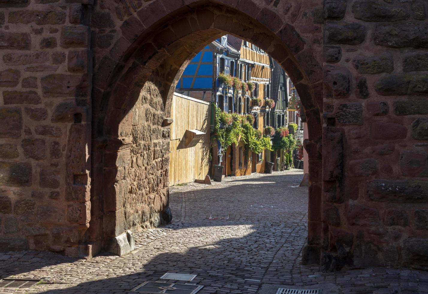 riquewihr, haut-rhin alsace, france, 2015. architecture de riquewihr photo