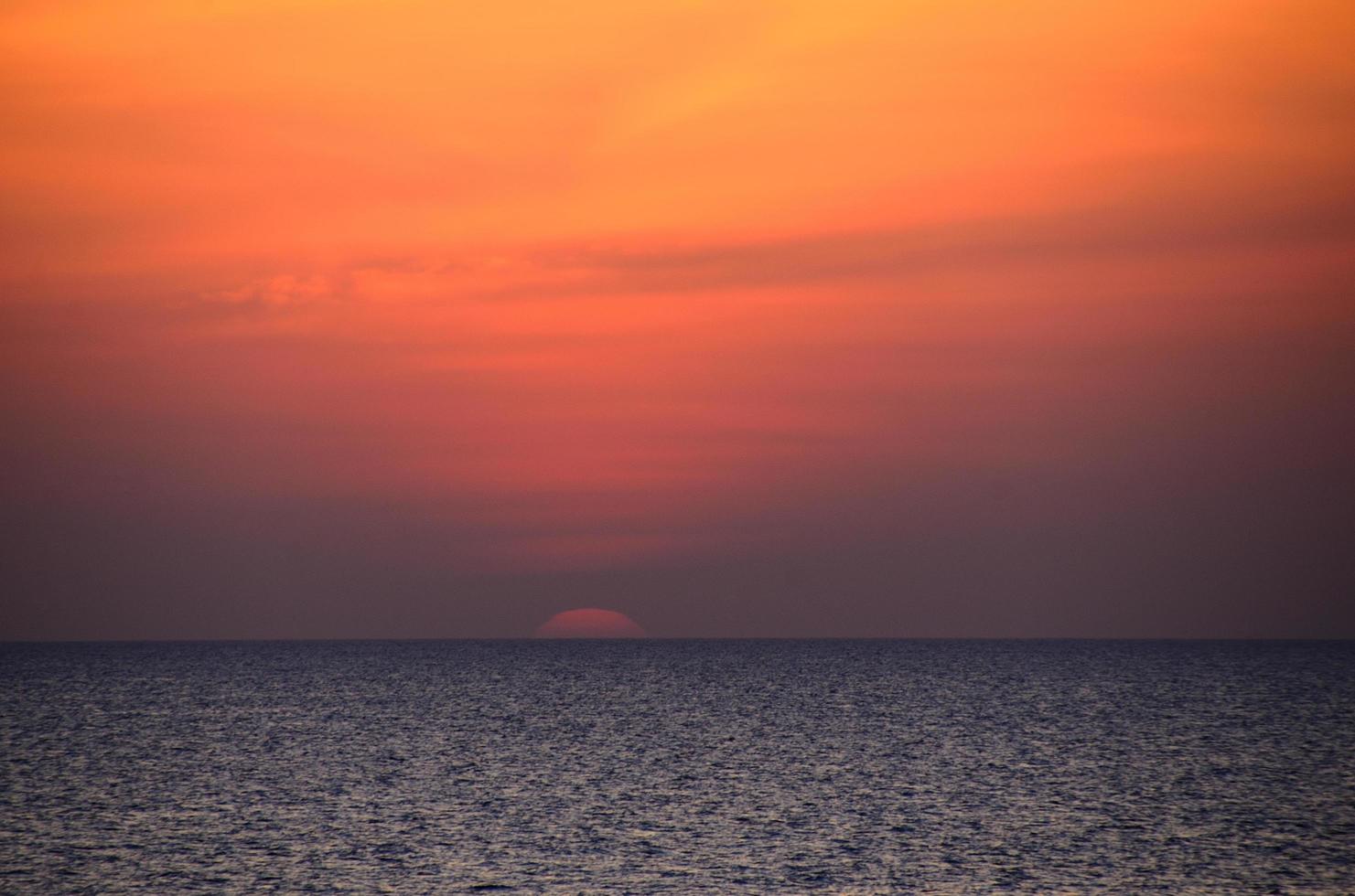 lever de soleil sur l'horizon en mer photo