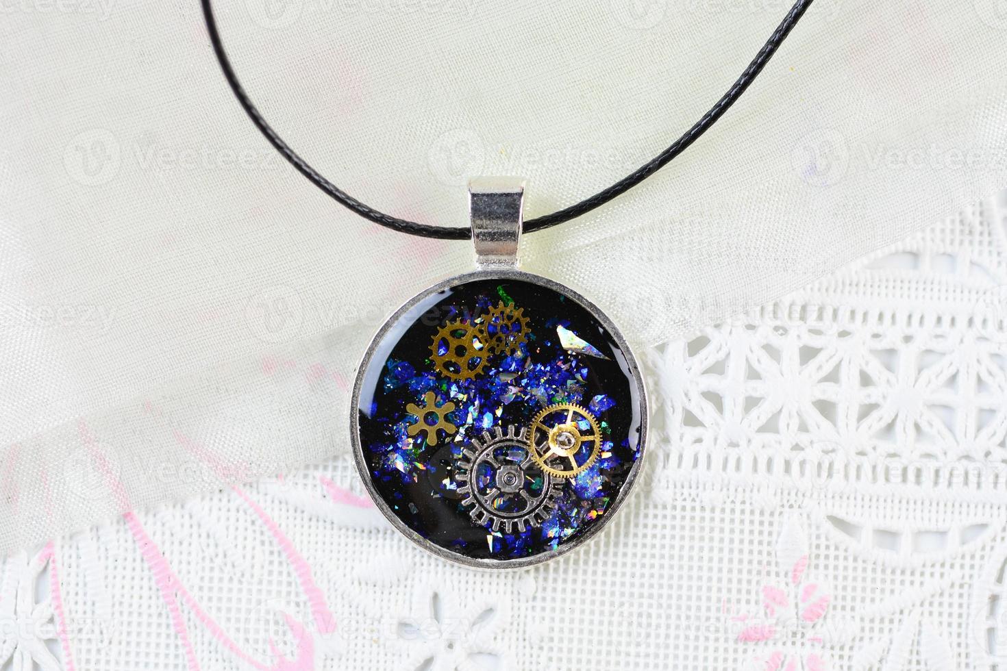 collier pendentif style steam punk, collier multicolore art résine, pendentif résine avec rouages et montre photo