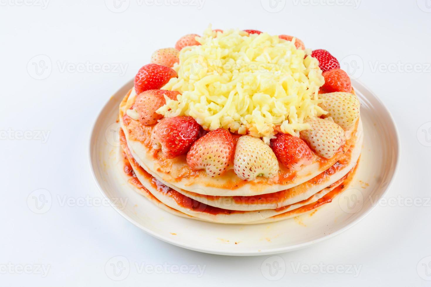 pizza aux fraises et fromages, pizza sucrée, pizza au gâteau en couches pn fond blanc photo