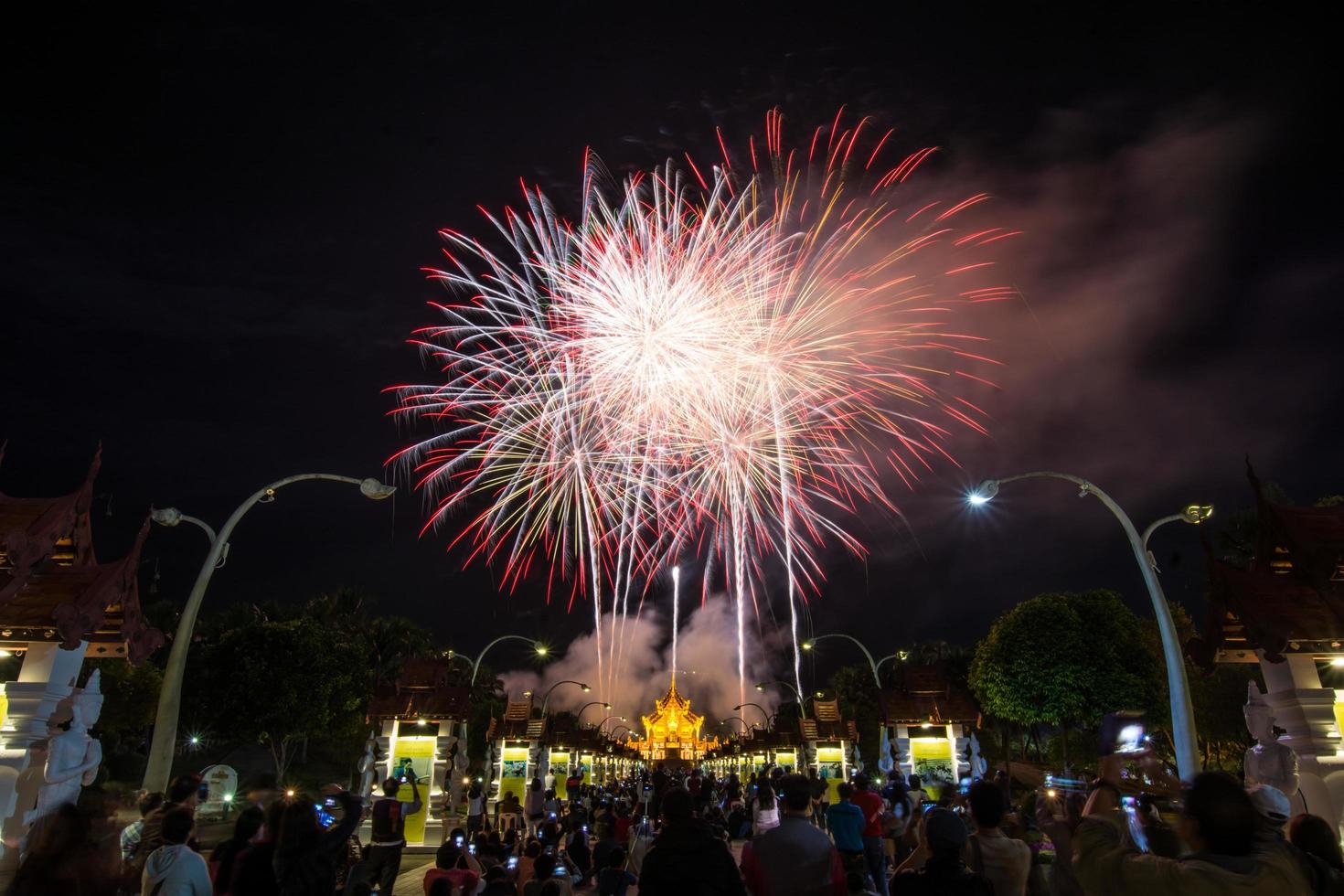 feux d'artifice arc-en-ciel colorés dans les événements du nouvel an 2018 à la flore royale ratchaphruek, chiang mai, thaïlande photo