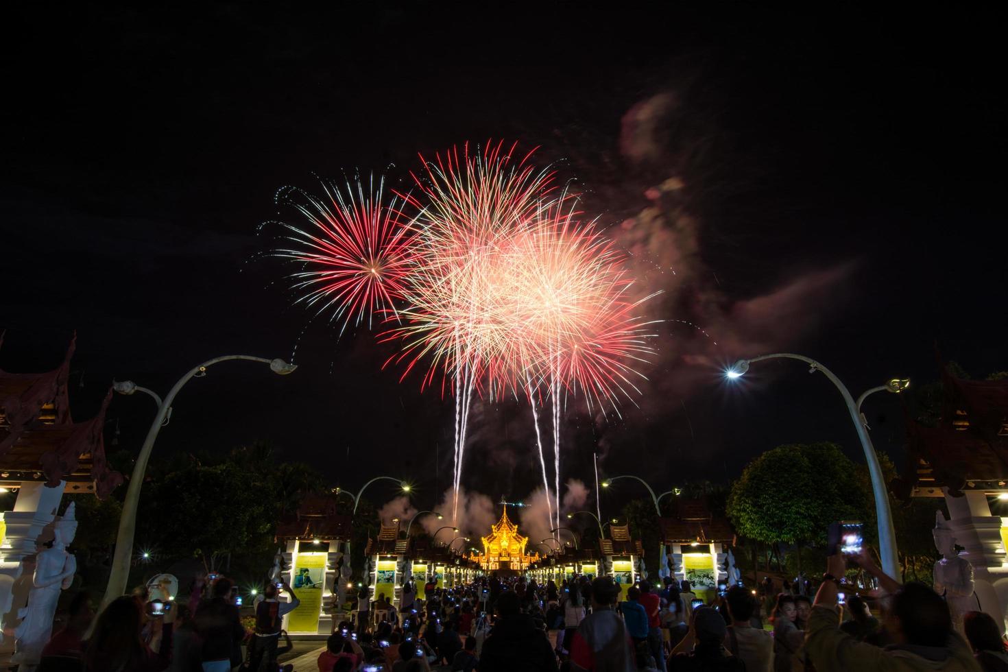 feux d'artifice arc-en-ciel colorés dans les événements du nouvel an 2018 à la flore royale ratchaphruek, chiang mai, thaïlande photo