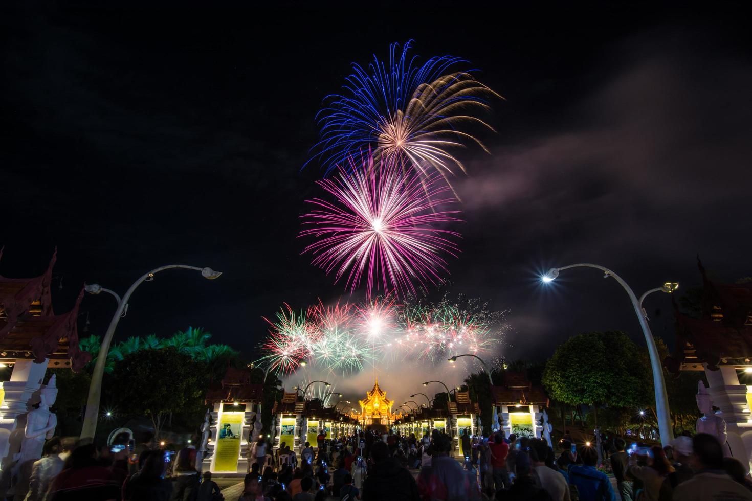 feux d'artifice arc-en-ciel colorés dans les événements du nouvel an 2018 à la flore royale ratchaphruek, chiang mai, thaïlande photo