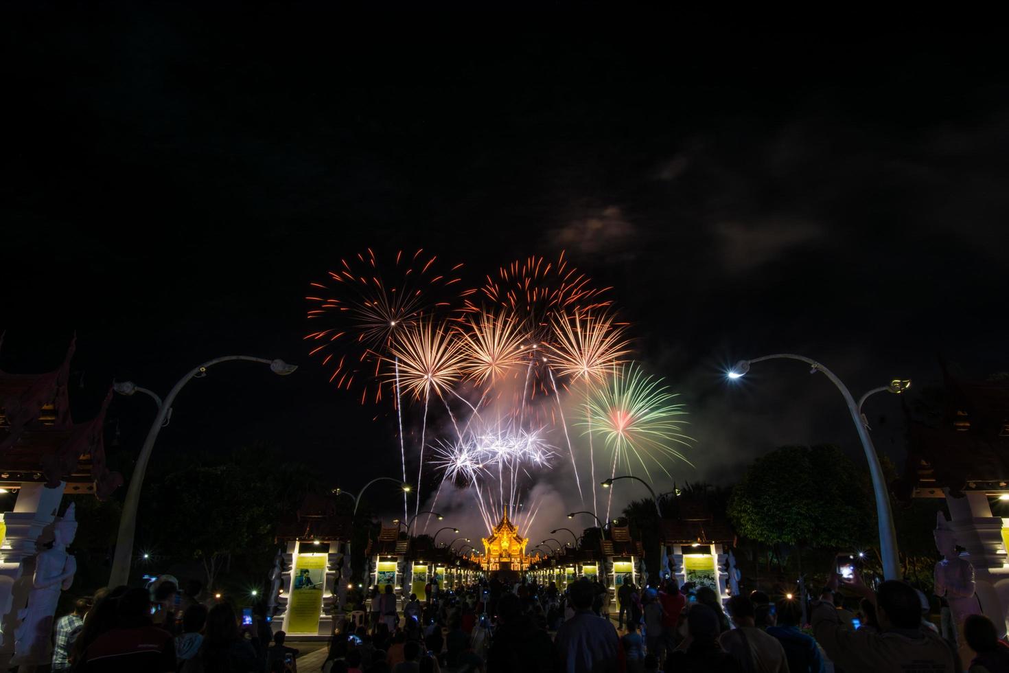 feux d'artifice arc-en-ciel colorés dans les événements du nouvel an 2018 à la flore royale ratchaphruek, chiang mai, thaïlande photo