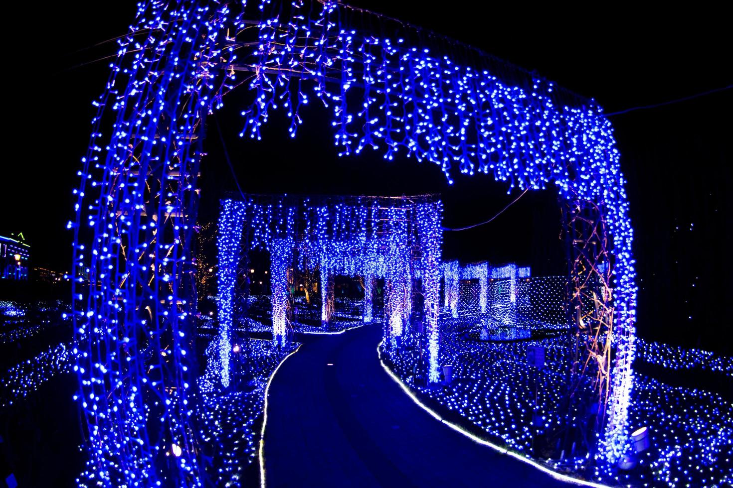 nagasaki, japon le 29 avril 2019 huis ten bosch est un parc à thème à nagasaki, au japon, qui affiche de vieux bâtiments néerlandais et des lumières colorées la nuit. photo