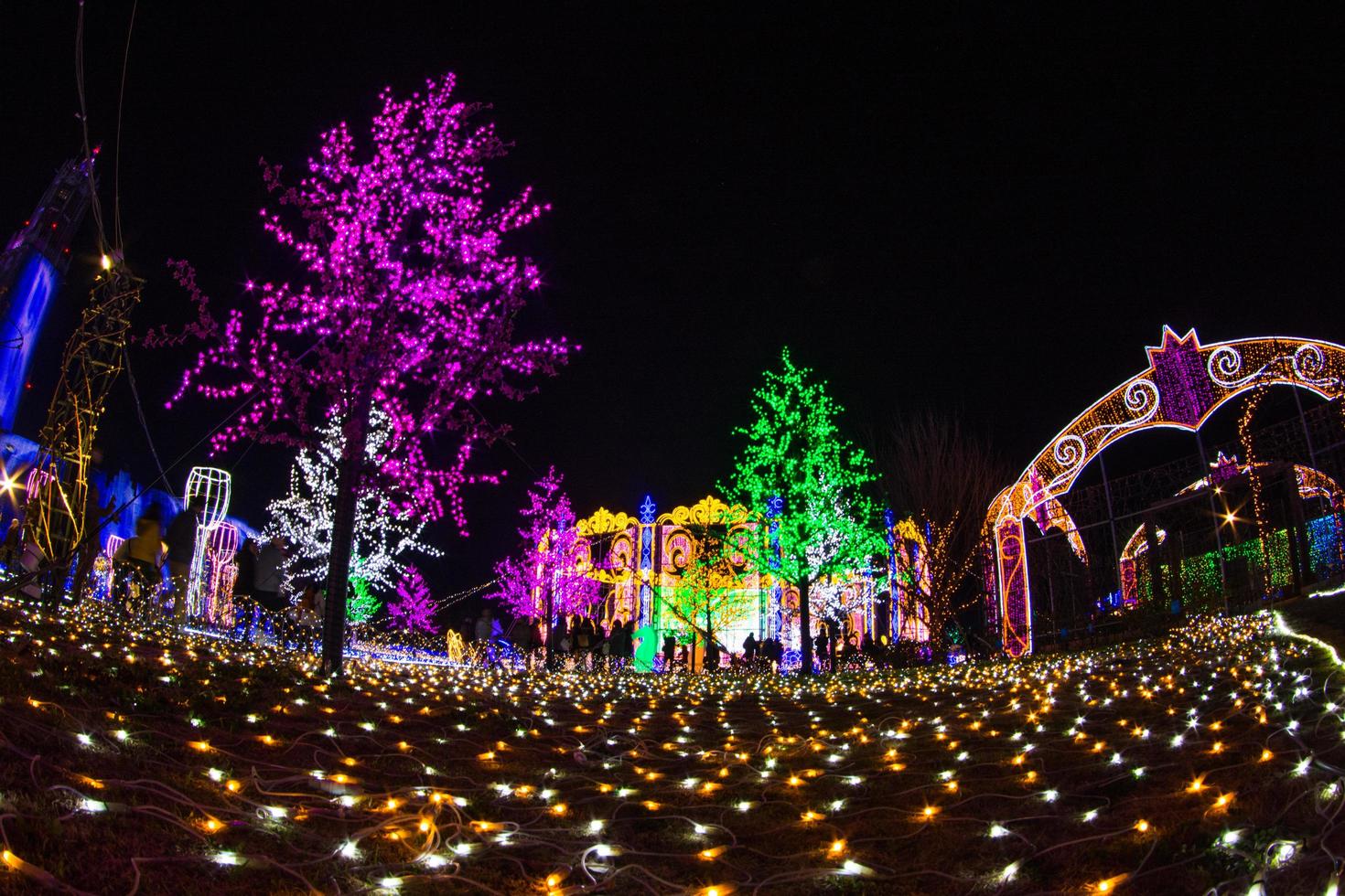 nagasaki, japon le 29 avril 2019 huis ten bosch est un parc à thème à nagasaki, au japon, qui affiche de vieux bâtiments néerlandais et des lumières colorées la nuit. photo