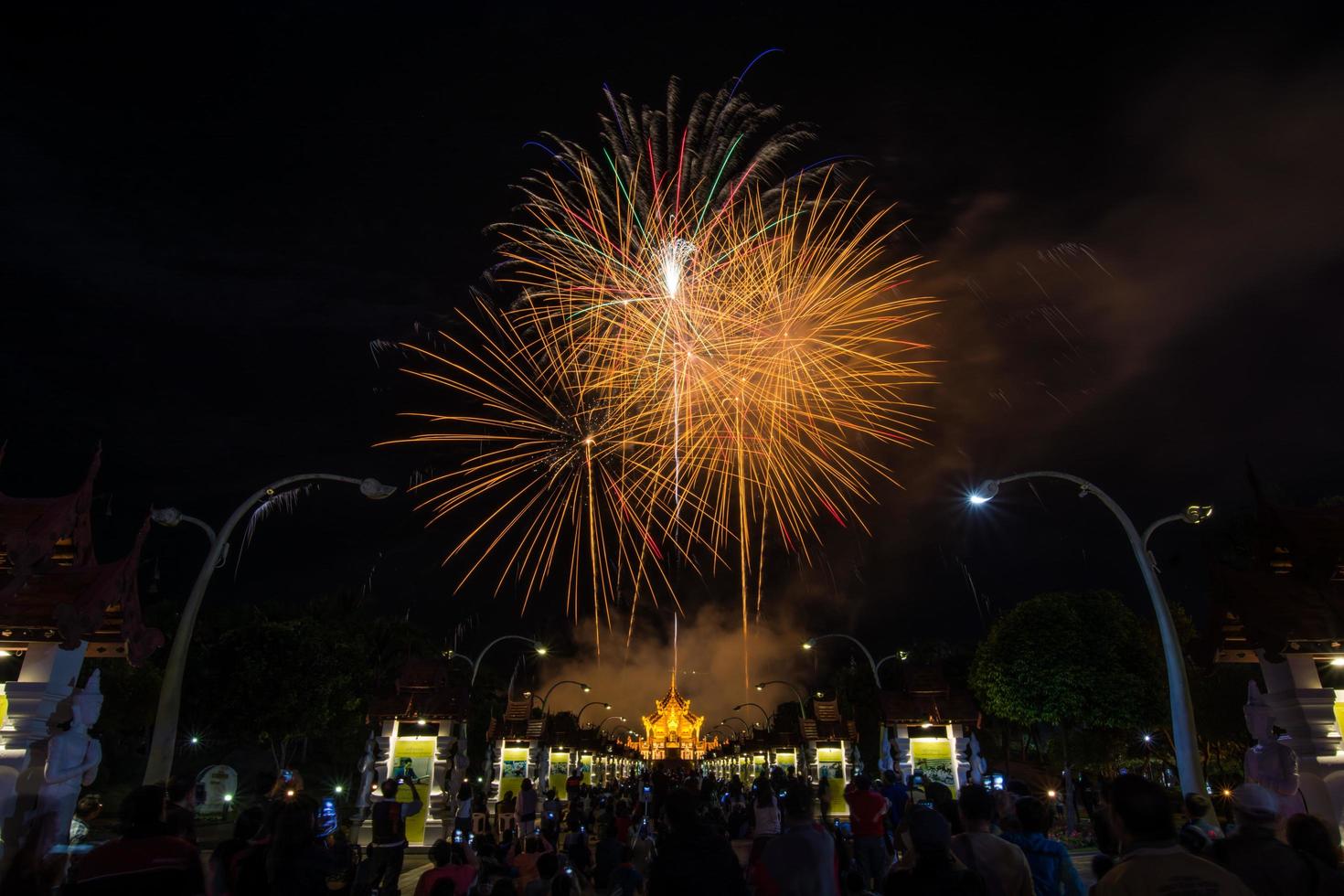 feux d'artifice arc-en-ciel colorés dans les événements du nouvel an 2018 à la flore royale ratchaphruek, chiang mai, thaïlande photo