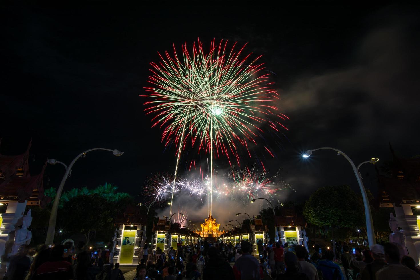 feux d'artifice arc-en-ciel colorés dans les événements du nouvel an 2018 à la flore royale ratchaphruek, chiang mai, thaïlande photo