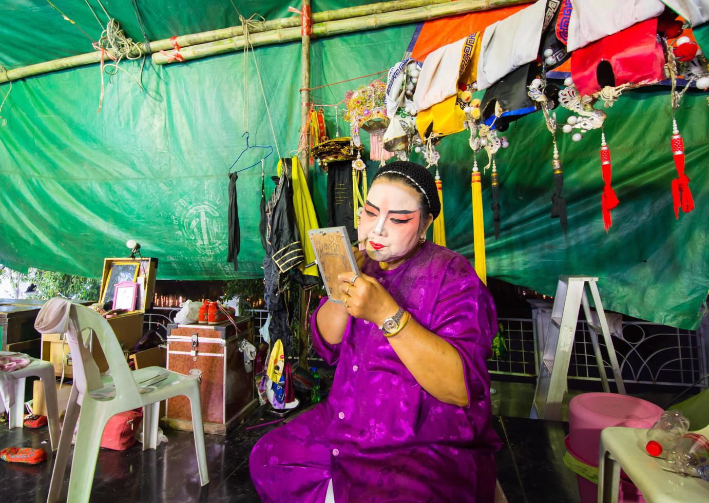 asie thaïlande - 28 août 2019 actrice d'opéra chinois. les artistes maquillent les coulisses. arts culturels traditionnels asiatiques. photo