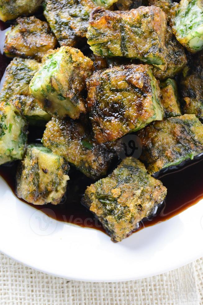 boulettes de ciboulette chinoises frites, constituent un excellent apéritif sain et léger, et composé de ciboulette chinoise farcie à l'intérieur d'une pâte à boulettes. photo