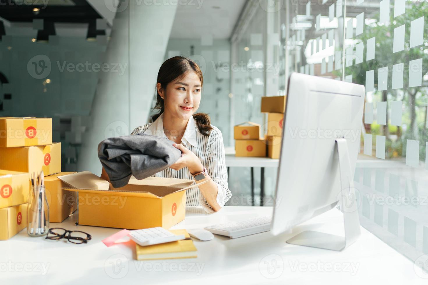 portrait jeune séduisante asie propriétaire femme démarrage entreprise travail heureux avec boîte à la maison préparer la livraison de colis dans la chaîne d'approvisionnement des PME, approvisionnement, concept de commerce en ligne omnicanal. photo