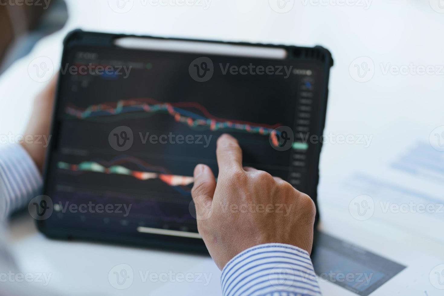 homme d'affaires investissement entrepreneur trading discussion et analyse graphique bourse trading, concept de graphique boursier. photo
