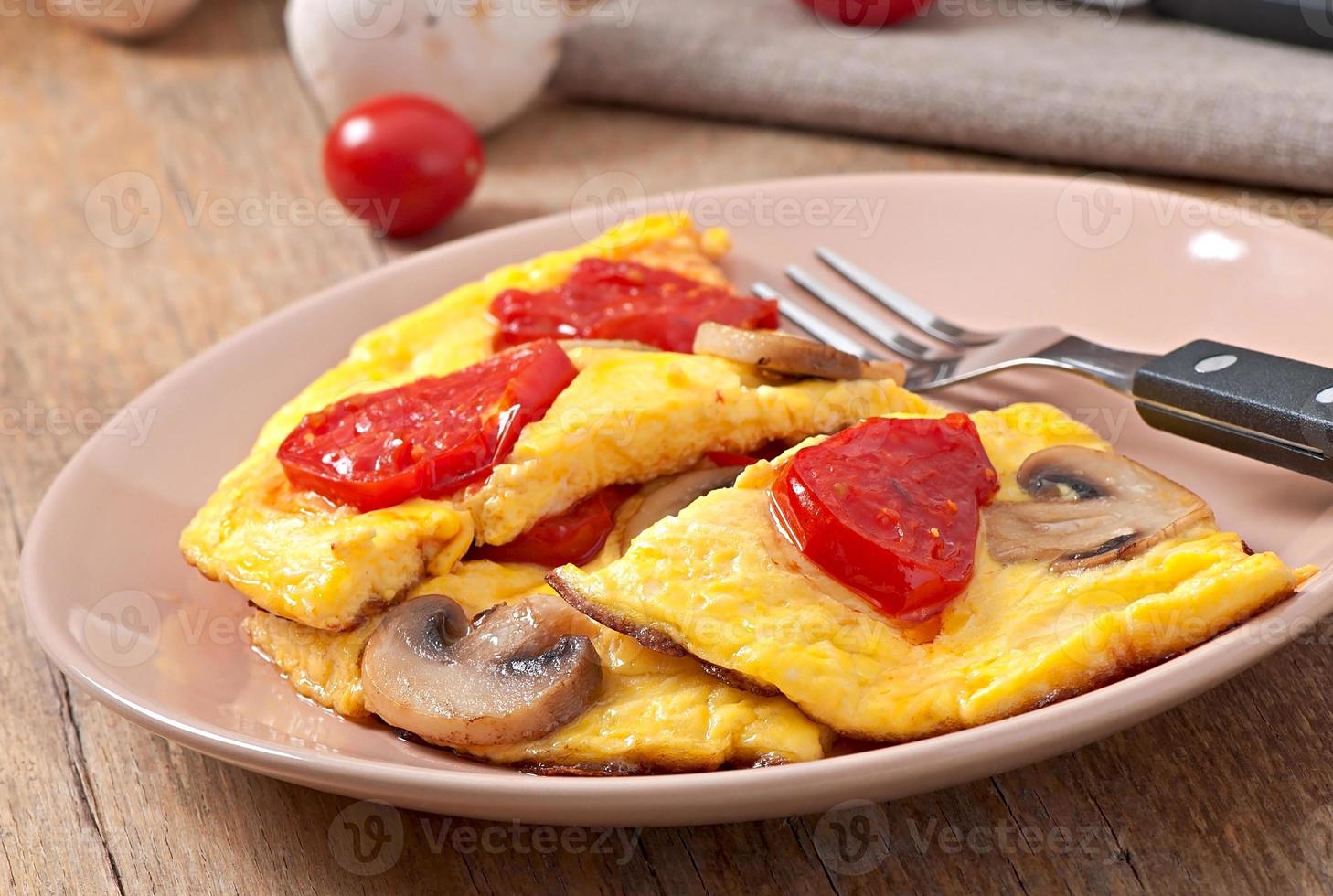 délicieuse omelette aux tomates et champignons pour le petit déjeuner photo