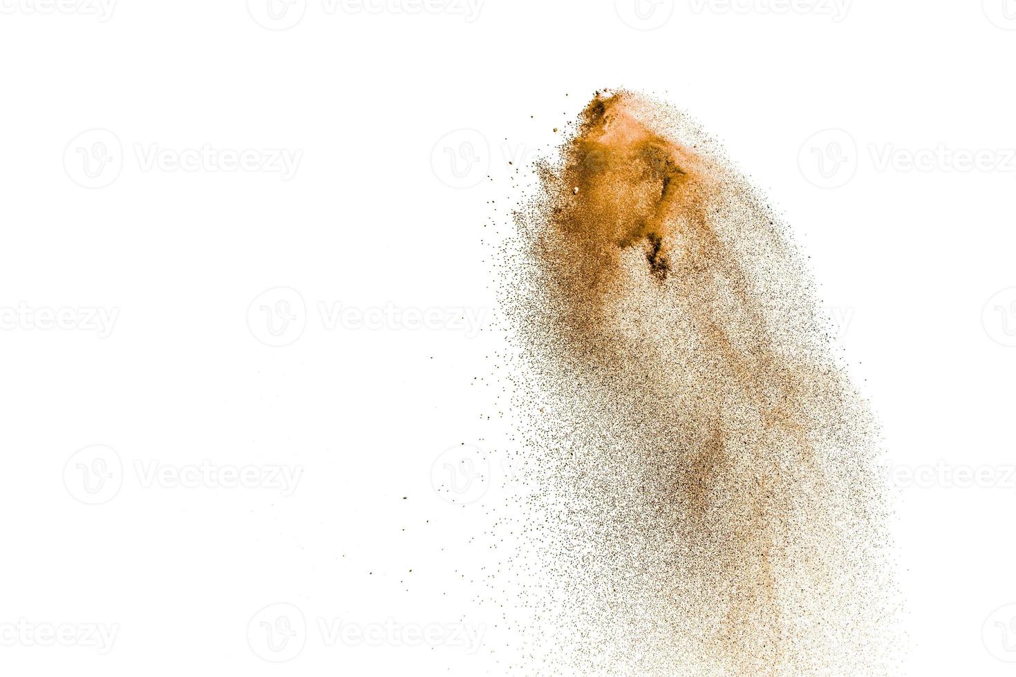 explosion de sable de rivière sèche brune isolée sur fond blanc. éclaboussures de sable abstraites. photo