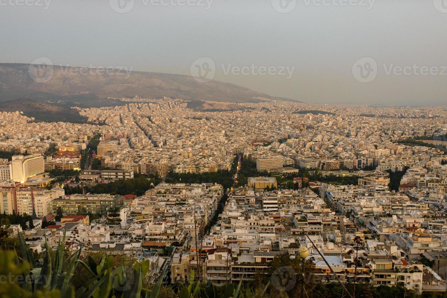 panorama de la ville du soir avec la colline du lycabette photo