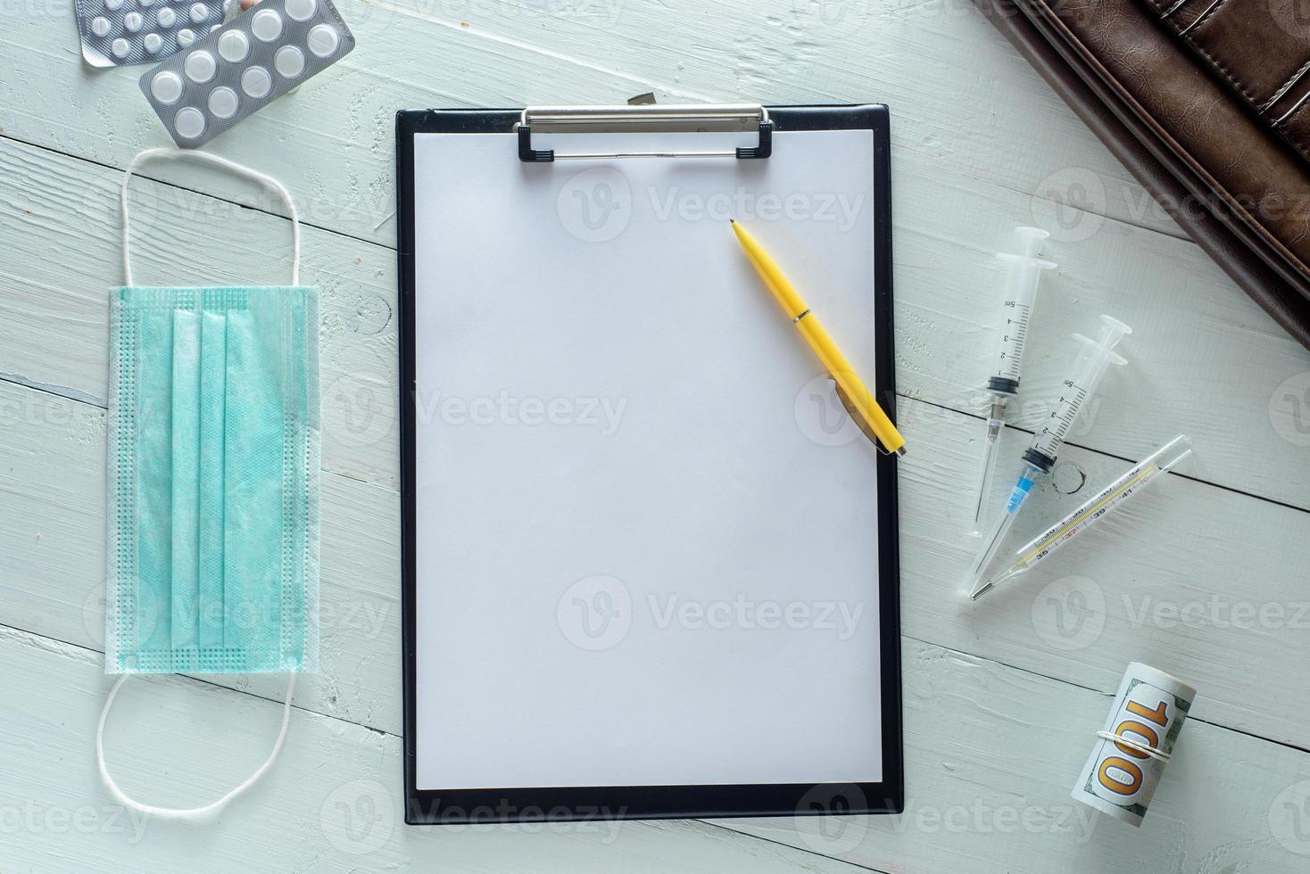 cahier pour notes, médicaments, seringues. tourné sur un fond en bois blanc d'en haut. photo