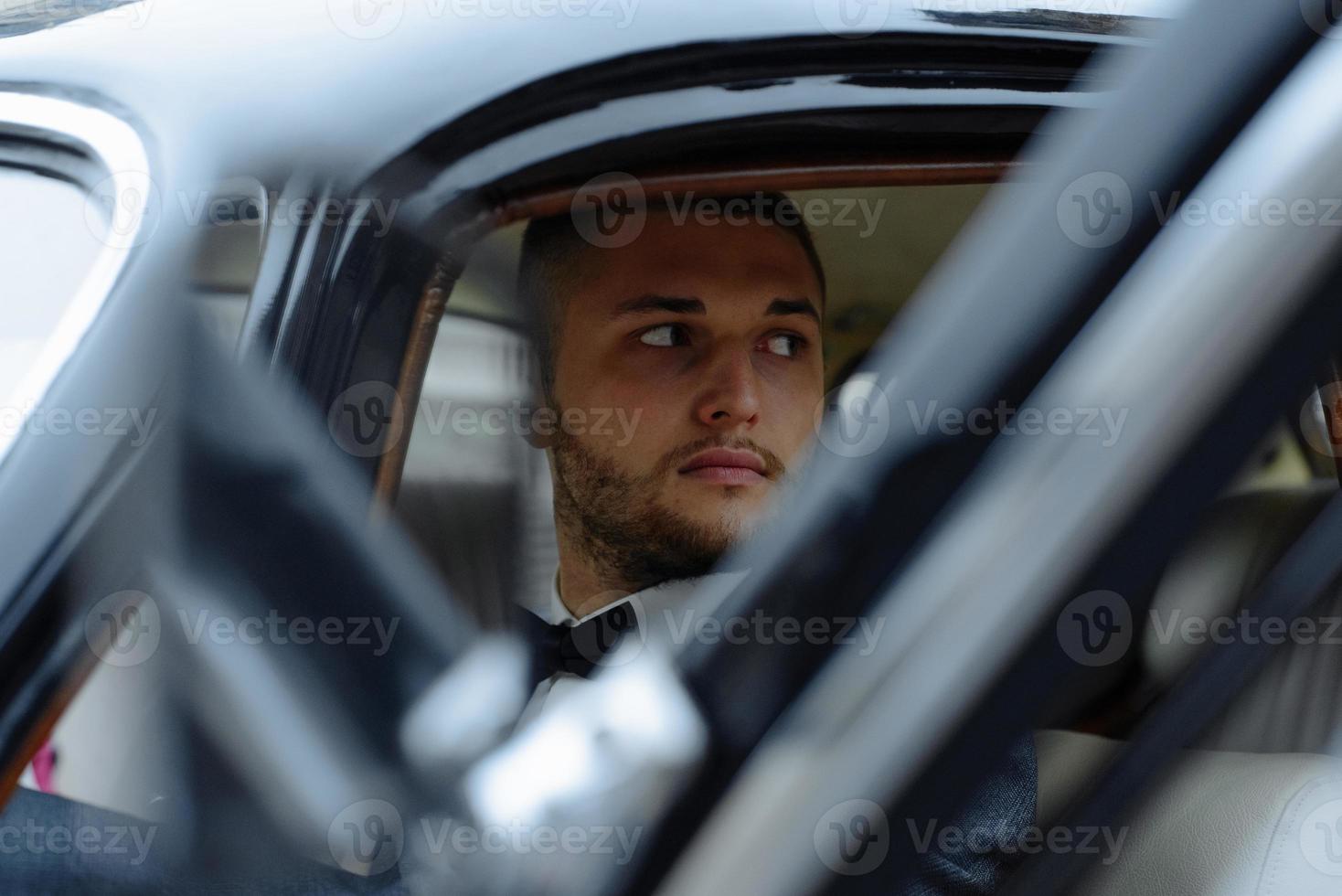 bel homme dans la voiture, homme d'affaires photo