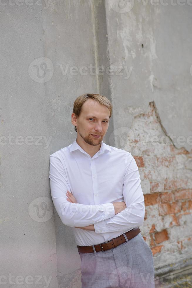 homme d'affaires en chemise blanche dans les rues de la vieille ville photo