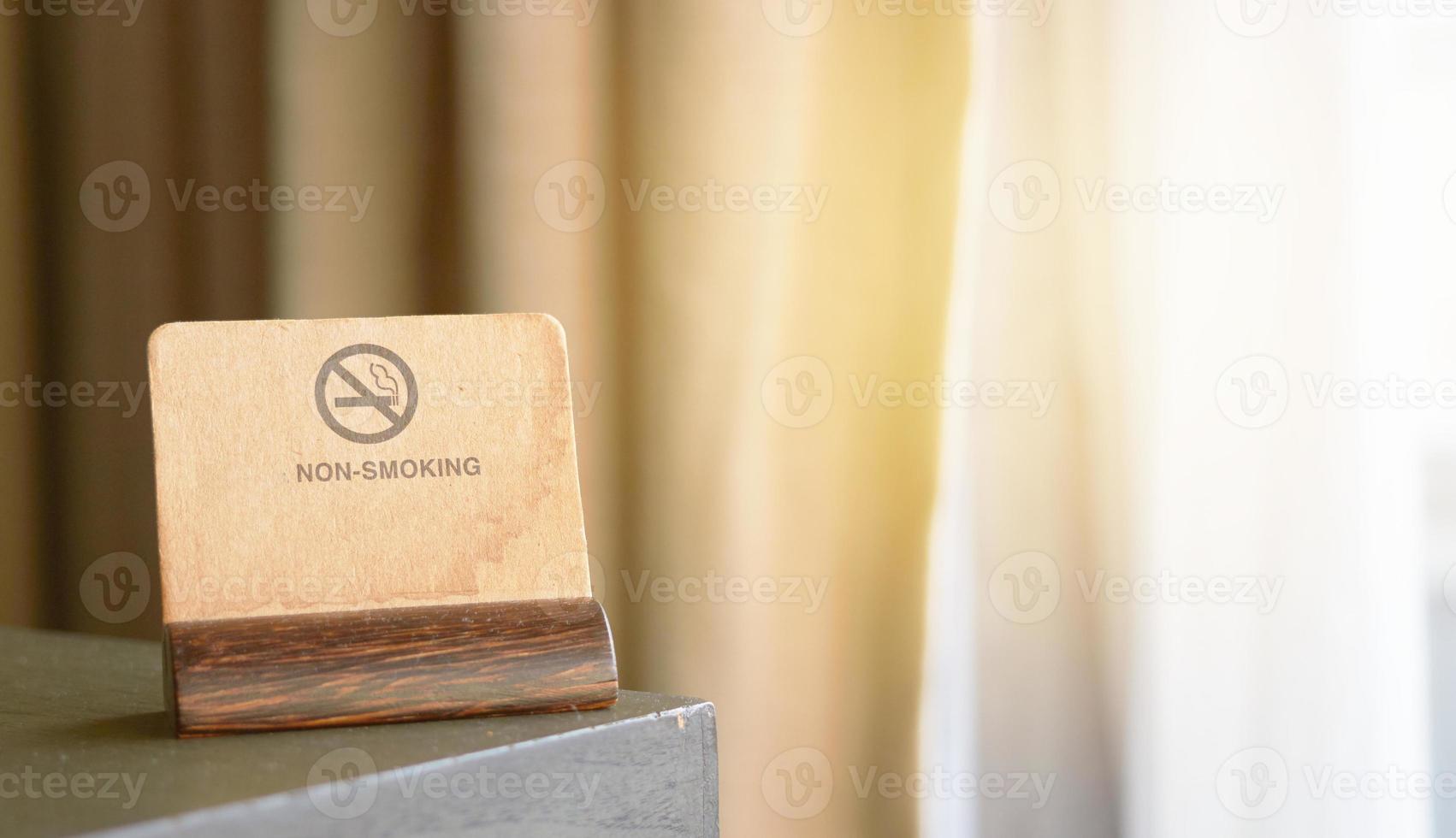 panneau non-fumeur ou porte-carte d'étiquette de symbole sur le coin de la table photo