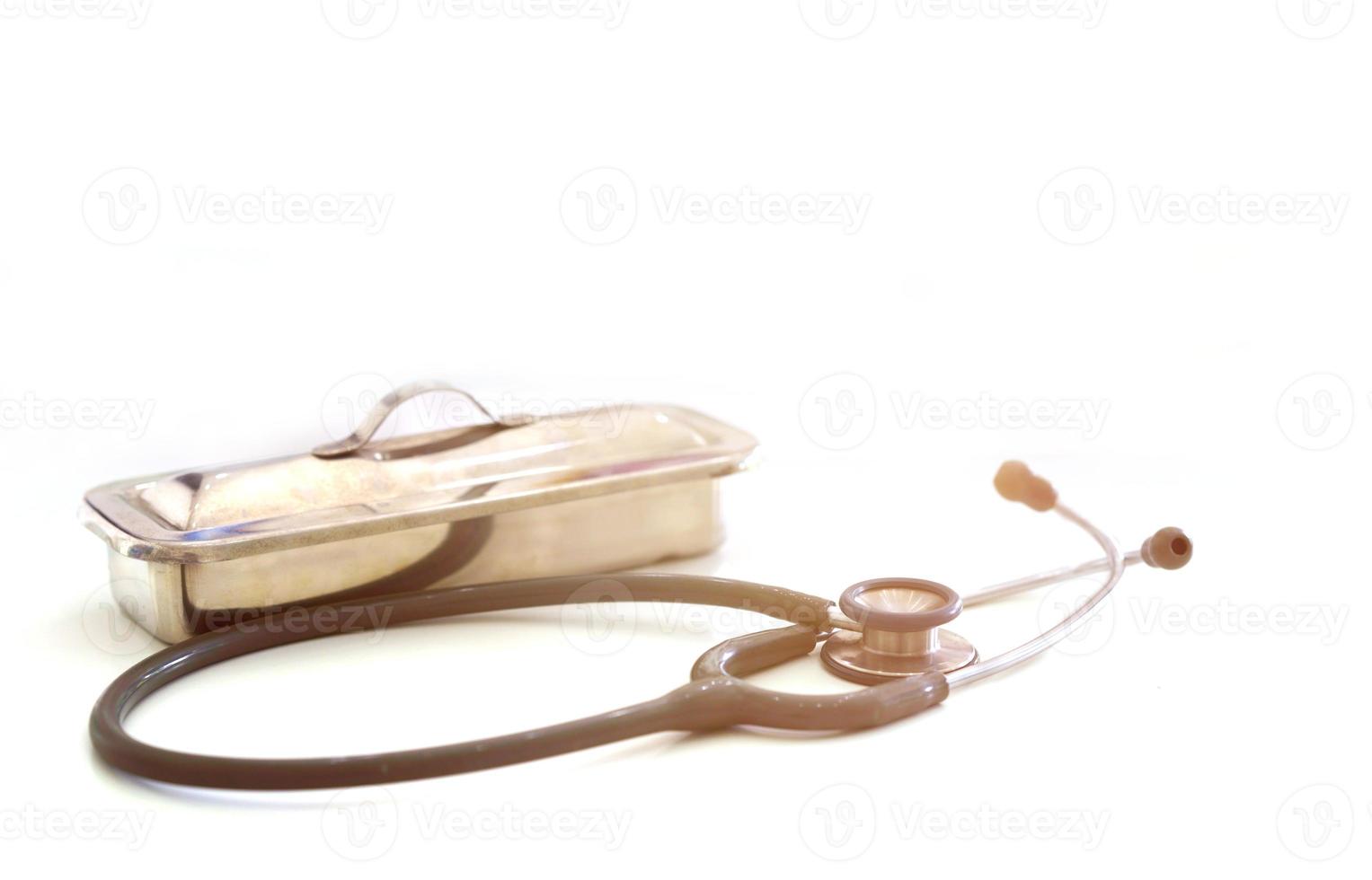 stéthoscope ou oreillettes de médecin avec boîte en aluminium sur fond flou photo