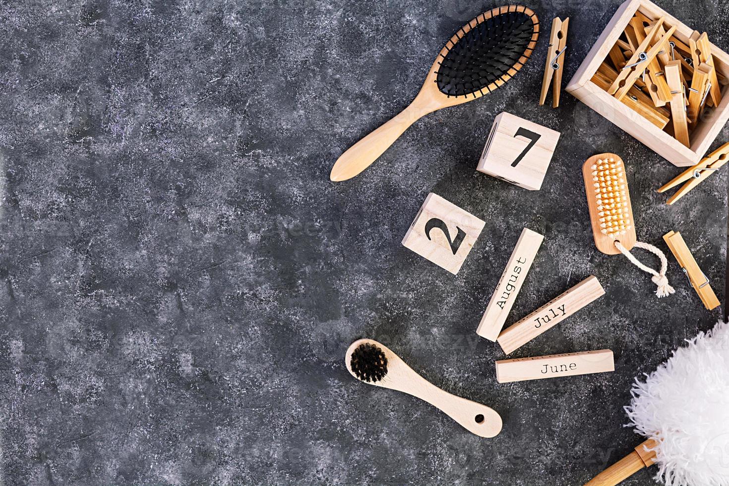 accessoires de salle de bain zéro déchet en matériaux écologiques, brosse en sisal naturel, peigne en bois, épingle, calendrier. photo