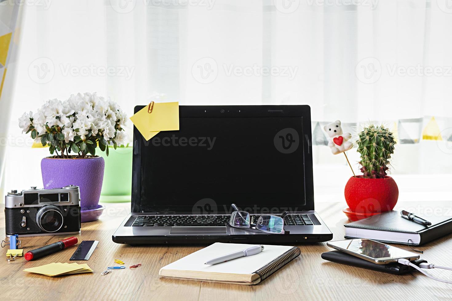 lieu de travail avec ordinateur portable à la maison. lieu de travail au concept de quarantaine de coronavirus pandémique. photo