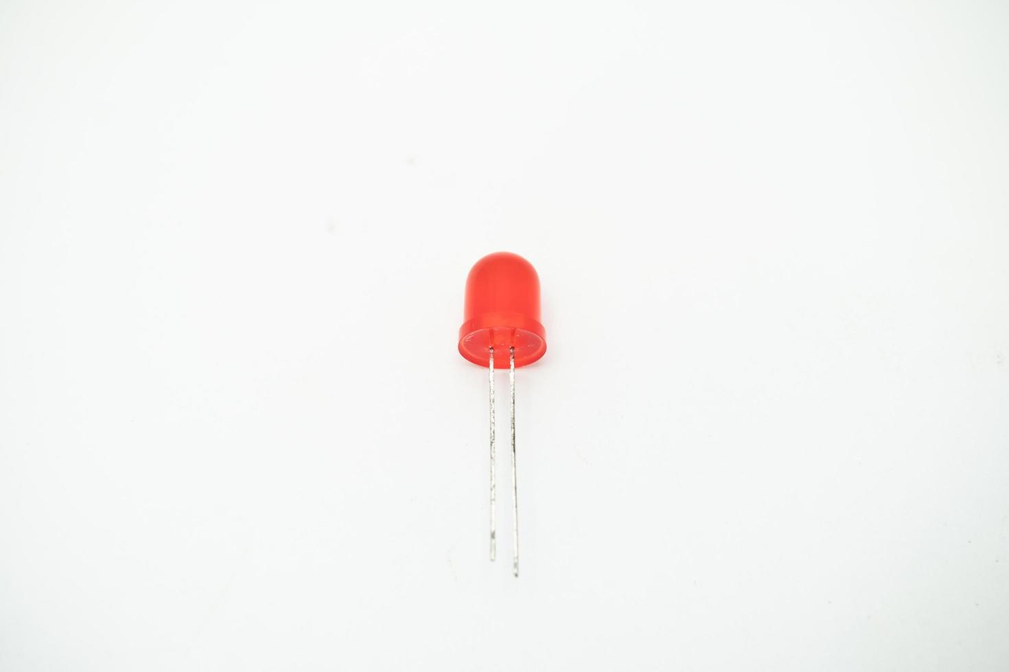 diode rouge sur fond blanc. diode isolée rouge. photo