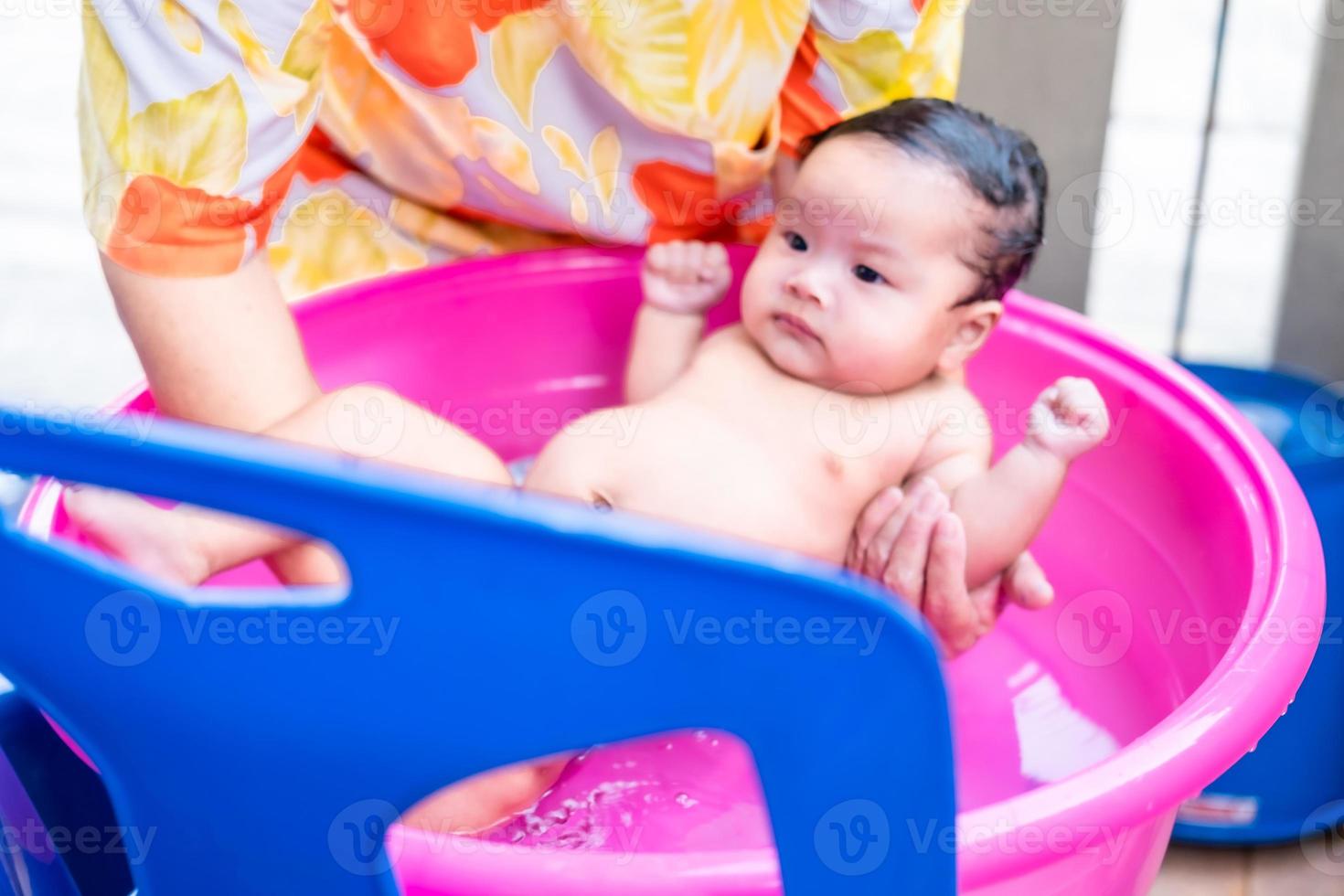 maman asiatique douche bébé pour nettoyer la saleté donner à l'enfant dans  le bain récipient pour la propreté mode de vie famille entre mère et enfant  utilisé pour la douche de bébé