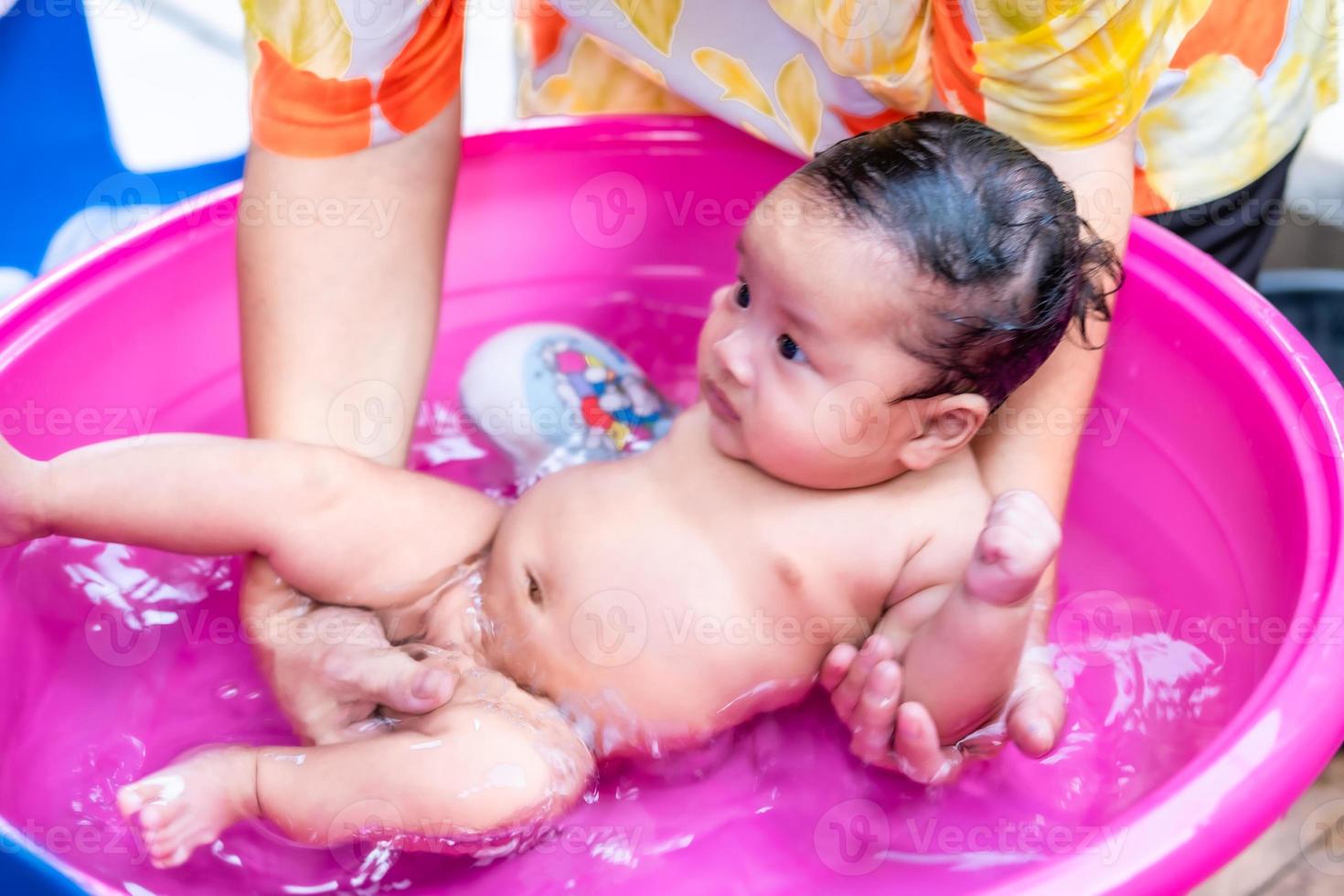 maman avec bébé fille faisant la routine quotidienne ensemble. la mère  brosse et sèche les cheveux de l'enfant après la douche. 8368029 Photo de  stock chez Vecteezy