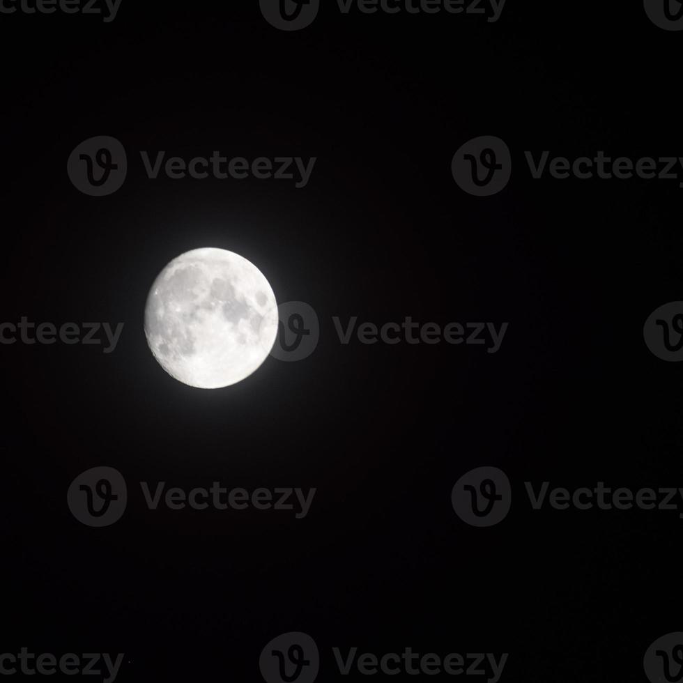 timelapse de la lune, stock time lapse pleine lune se lève dans le ciel sombre de la nature, la nuit. laps de temps de disque de pleine lune avec la lune s'allume dans le ciel noir de nuit. séquences vidéo gratuites de haute qualité ou timelapse photo