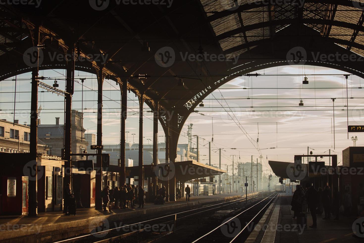 gare française de strasbourg avec des gens au coucher du soleil photo