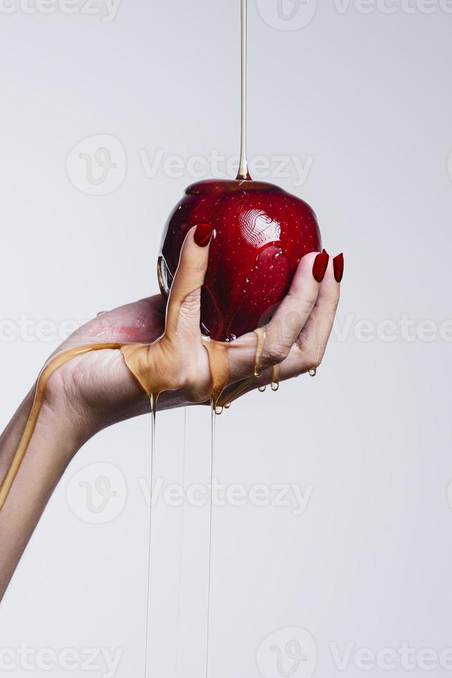 femme tenant une pomme rouge photo