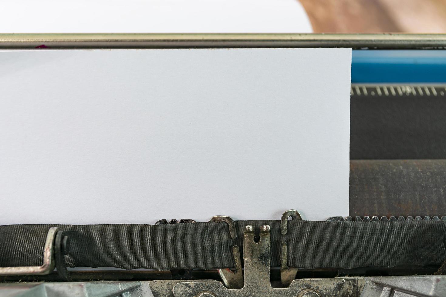 une vieille machine à écrire classique sur un bureau en bois. espace de copie. à des fins de texte. photo