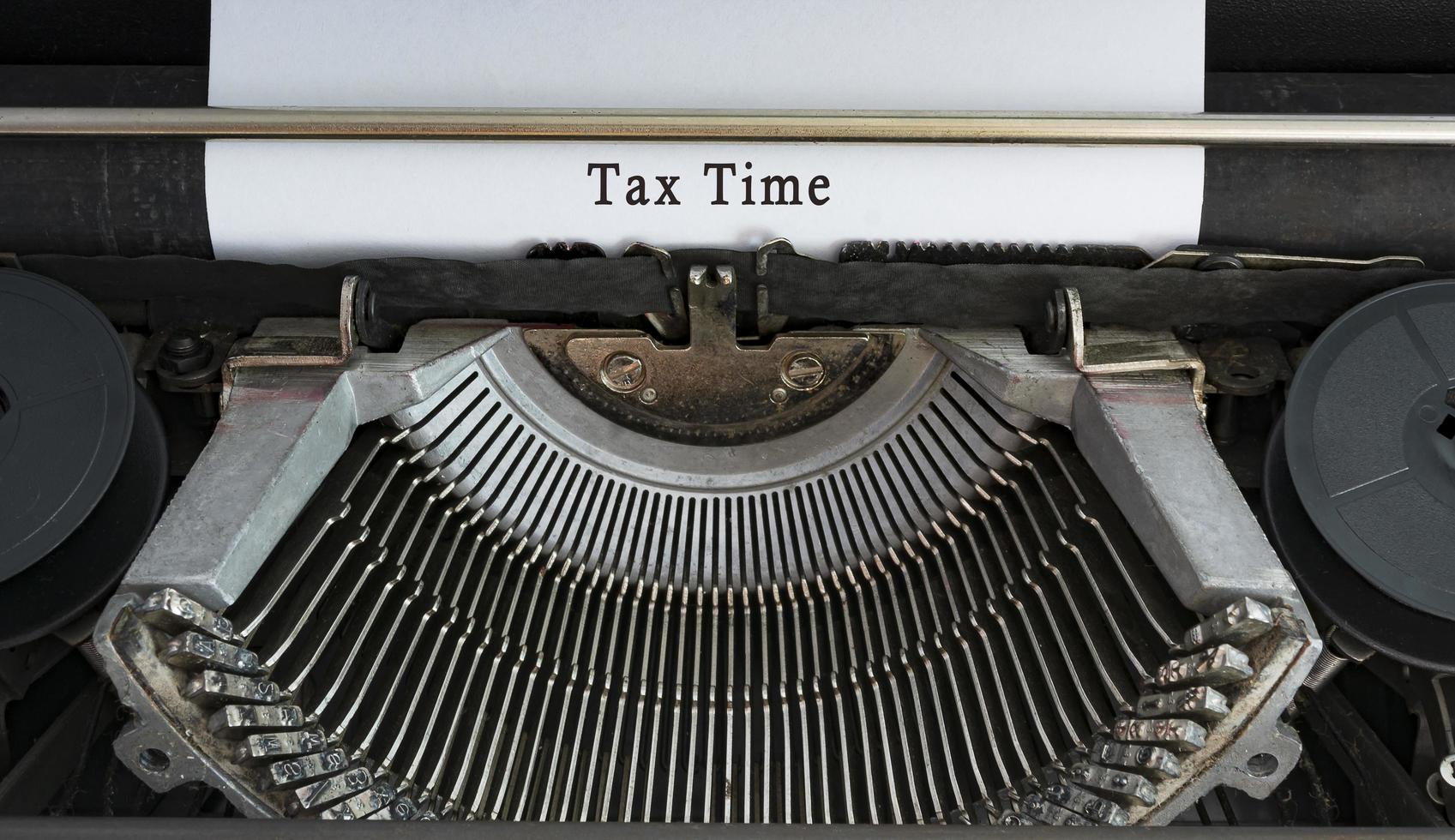 texte tapé sur une vieille machine à écrire classique - le temps des impôts. notion d'entreprise. photo