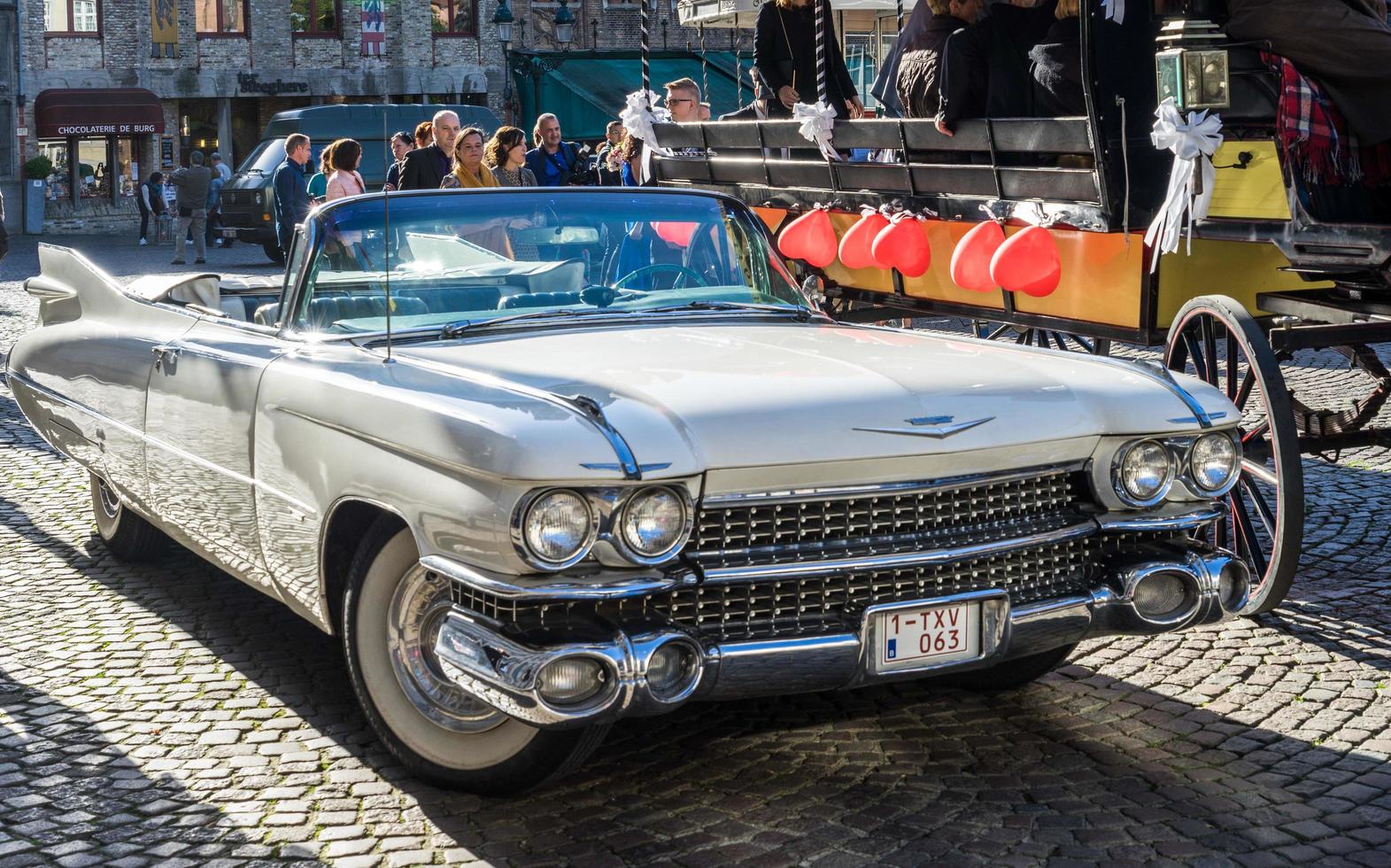 bruges, belgique, 2015. voiture de mariage cadillac sur la place du marché photo