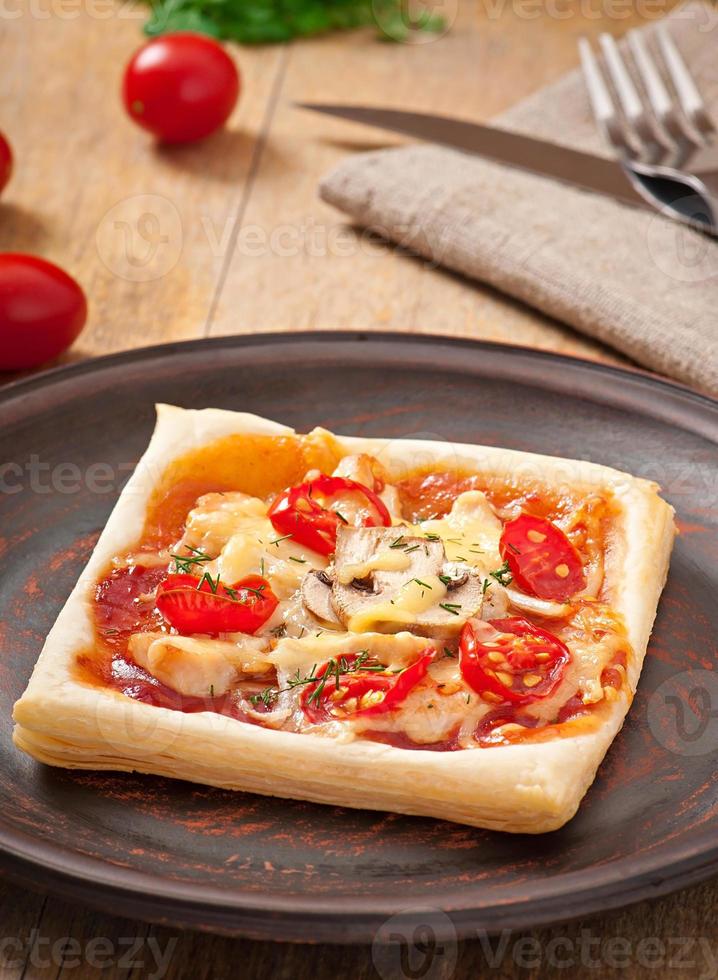 pizza au poulet, tomates et champignons photo