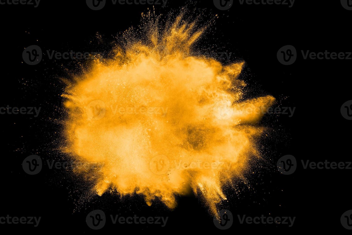 explosion abstraite de poussière orange sur fond blanc. figer le mouvement des éclaboussures de poussière orange. photo