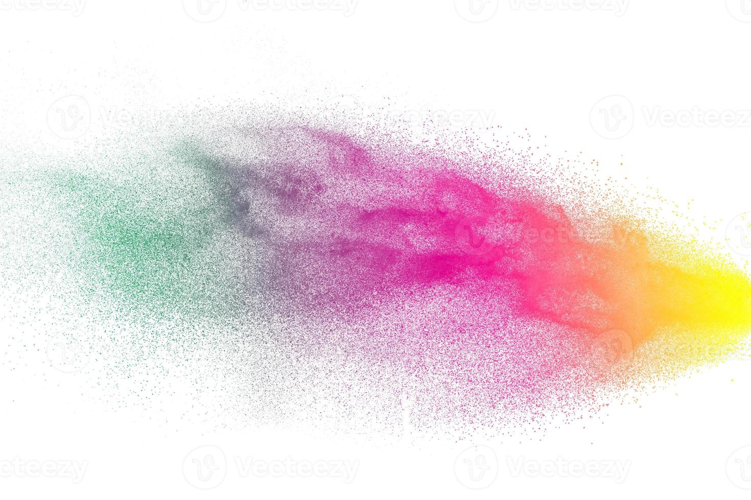 explosion de particules multicolores sur fond blanc. éclaboussures de poussière colorées sur fond blanc. photo
