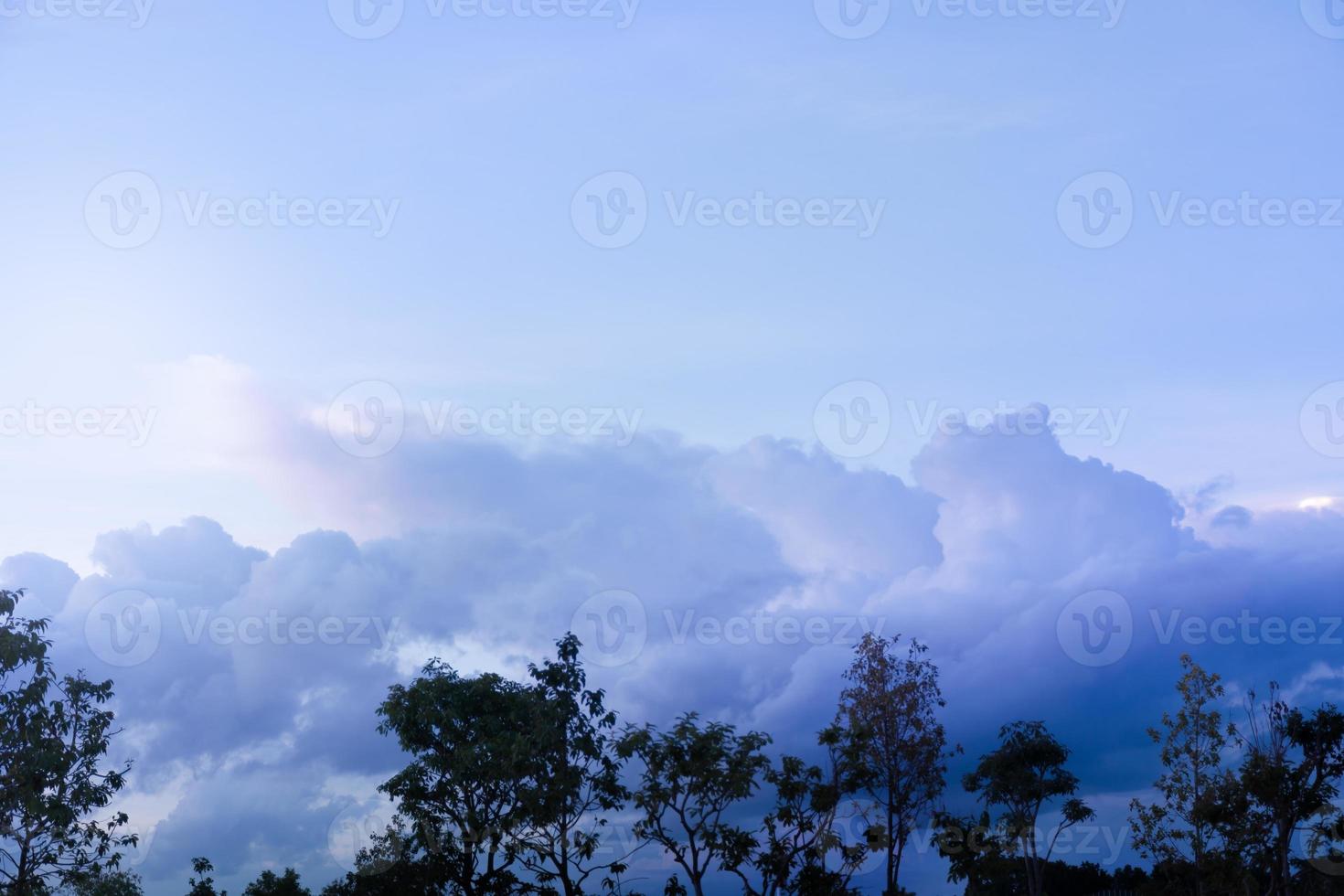 ciel bleu avec des nuages blancs. ciel bleu clair avec des nuages duveteux en soirée. photo