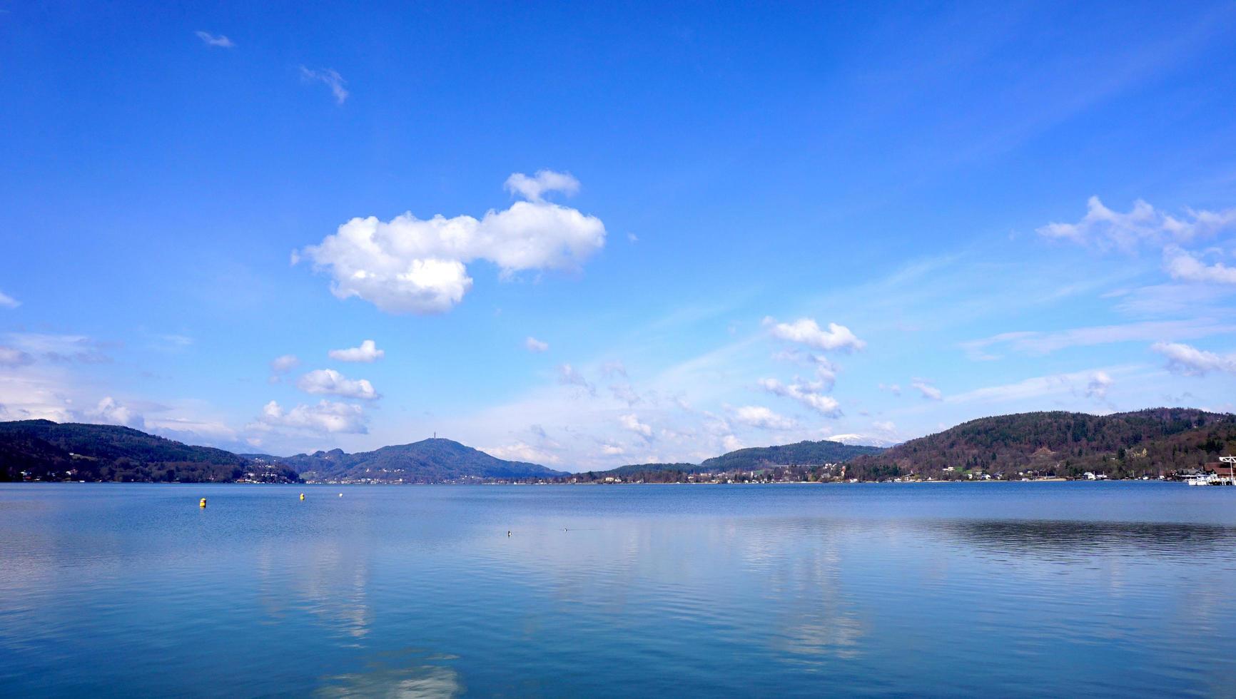 fond de ciel bleu et de mer bleue en europe photo