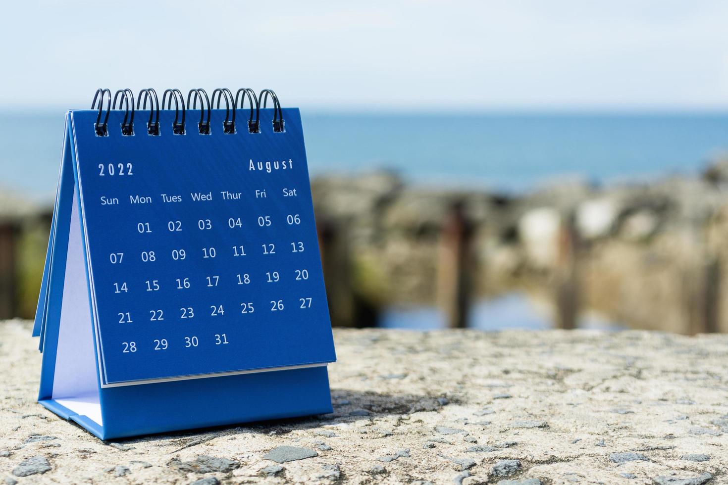 calendrier bleu d'août 2022 sur fond flou de l'océan bleu photo