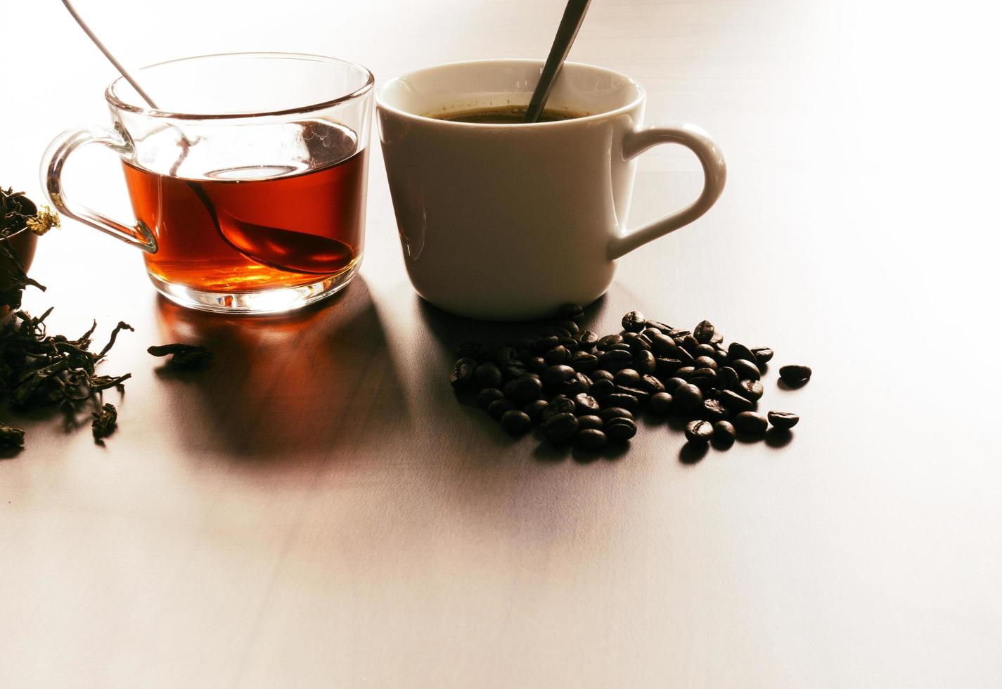 café et thé avec grains de café et feuilles de thé sur parquet. photo