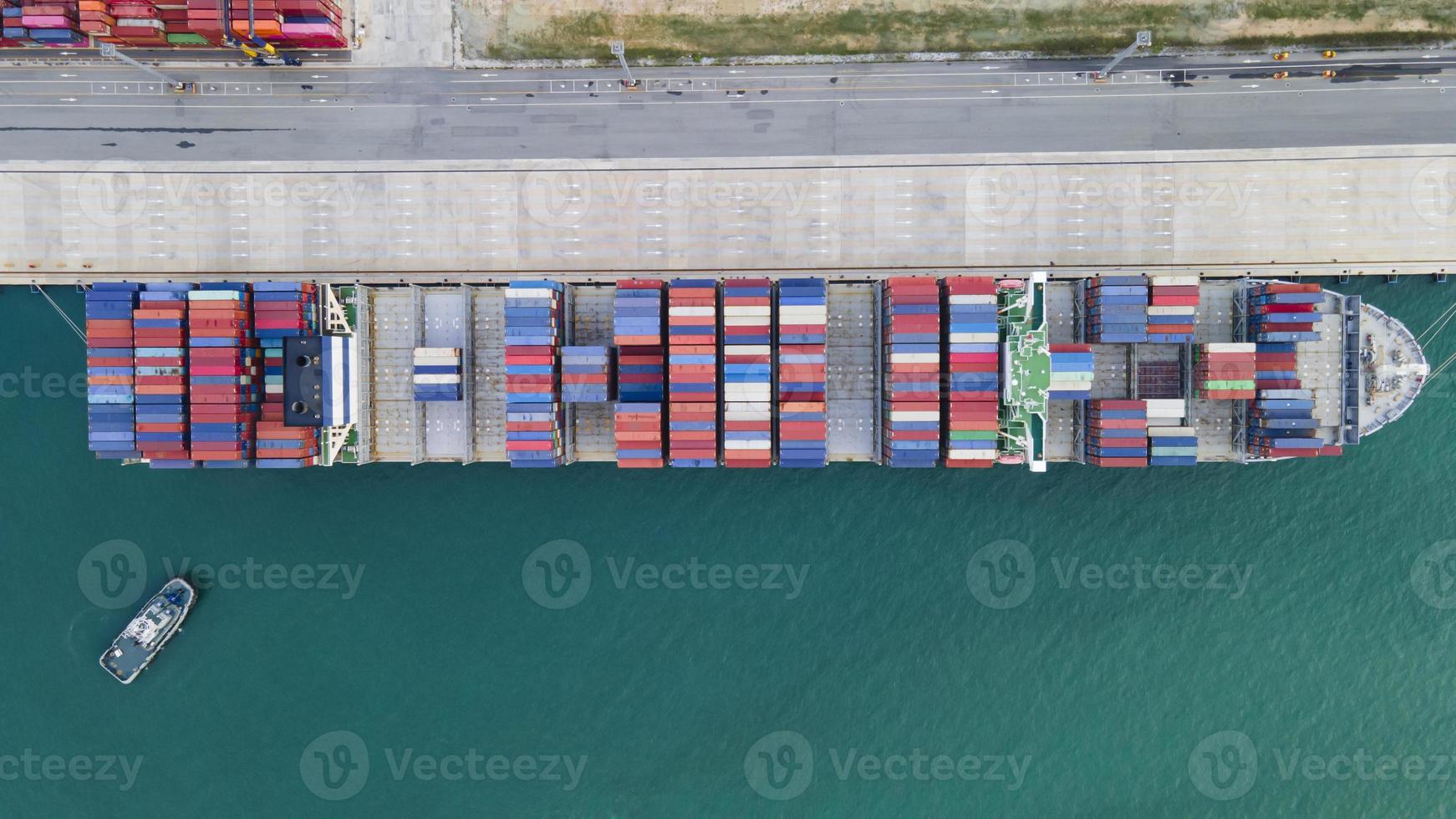 vue de dessus aérienne grand porte-conteneurs transportant des marchandises pour importer des exportations pour les affaires de logistique photo