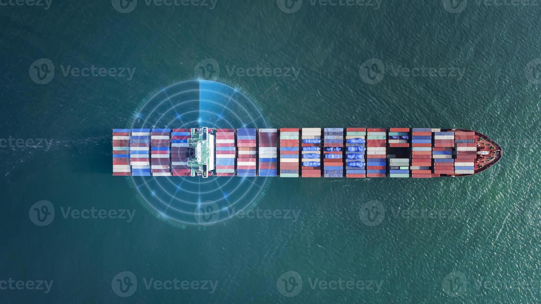 vue de dessus aérienne conteneurs cargo avec radar avec radar et signal d'antenne-antenne avec technologie de communication photo