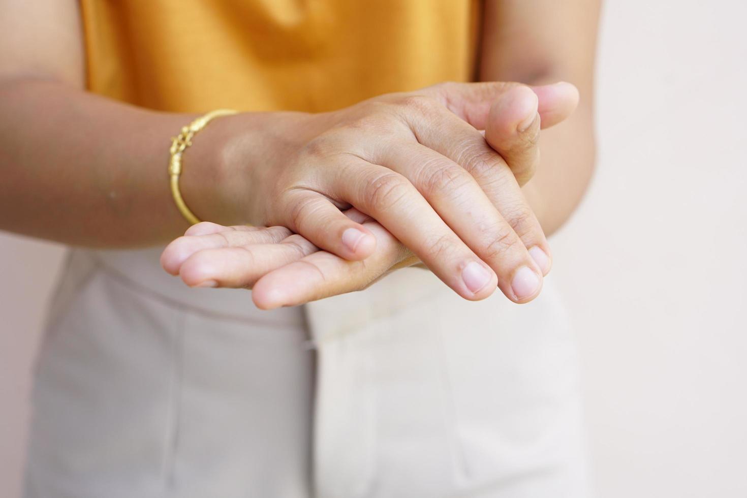 corona virus covid-19 désinfectant pour les mains gel anti-alcool pour la protection de l'hygiène des mains féminine photo