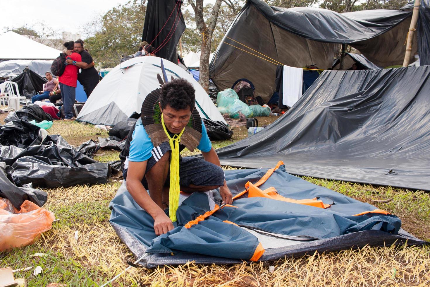 brasilia, df, brésil-14 avril 2022 les séquelles du mouvement acampamento terra livre à brasilia, alors que l'ingénieux indien commence à faire ses valises et à rentrer chez lui photo