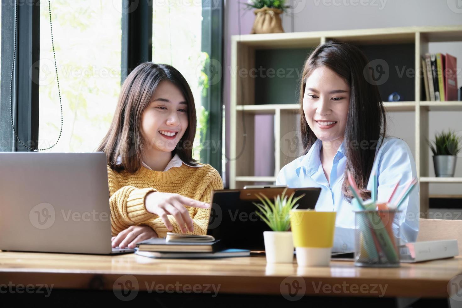 une consultante en affaires décrit un plan de marketing pour définir des stratégies commerciales pour les femmes propriétaires d'entreprise. photo